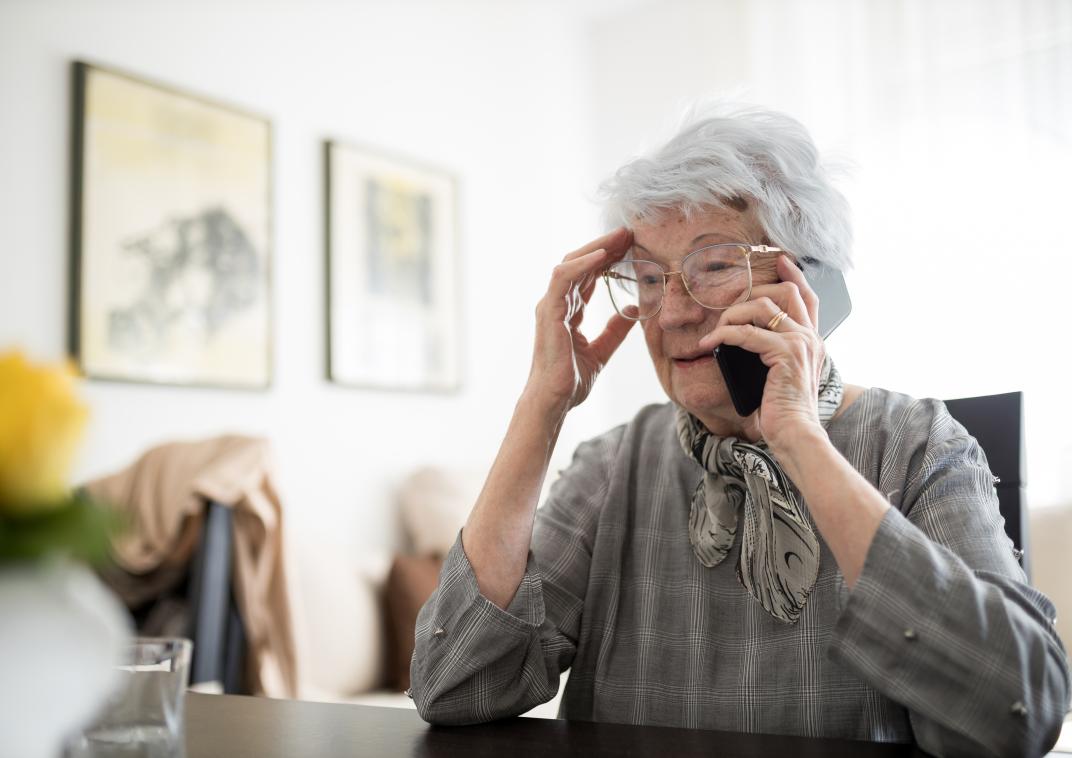 oudere vrouw aan telefoon