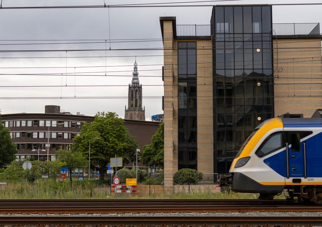 Trein met de onze lieve vrouwen toren op de achtergrond