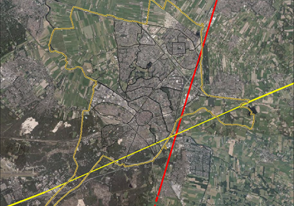 Plattegrond van Amersfoort met een schuine horizontale gele lijn en een schuine verticale rode lijn