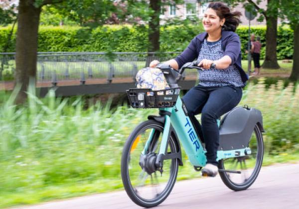 Vrouw op een deelfiets van Tier