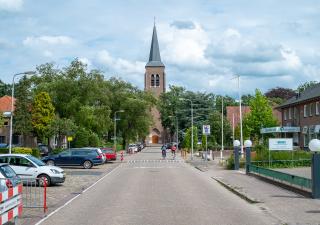 De Kerklaan in Hoogland met aan het eind de Sint-Martinuskerk