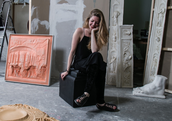 Foto van Nynke Koster in haar atelier