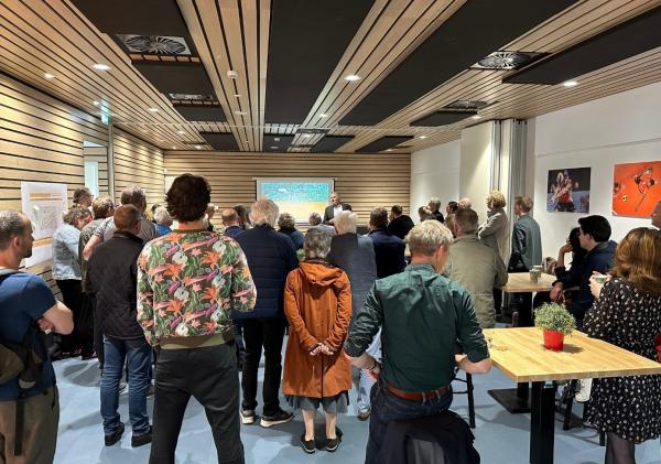 Ongeveer 60 mensen bezochten op 15 mei 2023 de bijeenkomst over Hogeweg 53-55