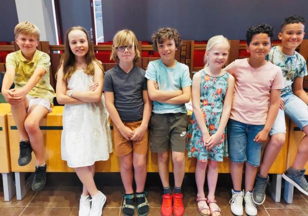 Een rij van kinderen met van links naar rechts: Moos, kinderburgemeester Lynn, Levi, Pepijn, Lisa, Omar en Kian (op de foto ontbreken Fayenne en Rinze)