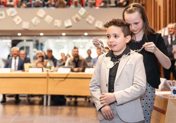 Lynn Verhoeven hangt keten om bij Aiden Seijmonson