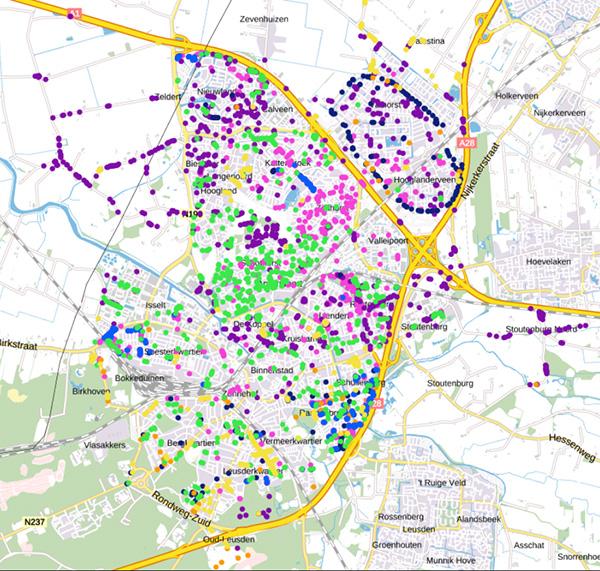 Plattegrond van Amersfoort met daarop de locaties van bomen aangegeven met verschillende kleuren stippen
