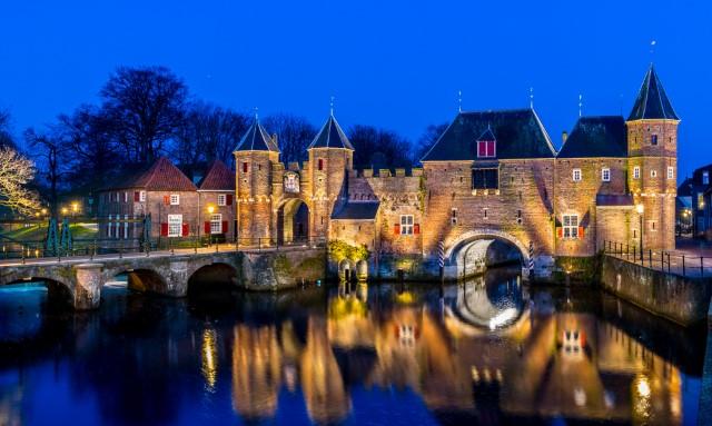Koppelpoort in de avond