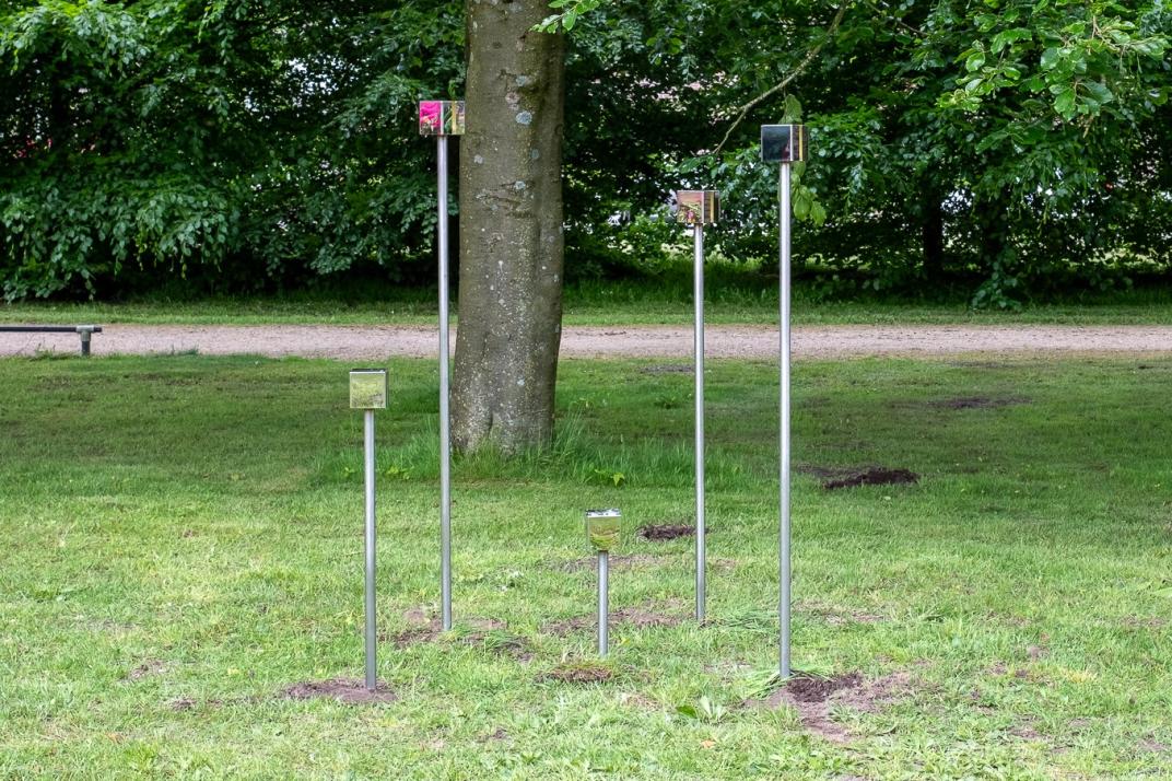 het kunstwerk Licht van Herinnering. Het bestaat uit lichtobjecten, verschillende palen met aan de bovenzijde een kubus.