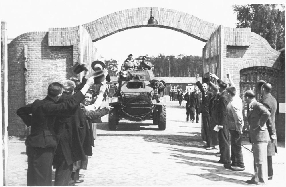 Een poort van Kamp Amersfoort op de dag van bevrijding 7 mei 1945 met tanks en juichende mensen
