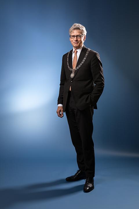Burgemeester Lucas Bolsius met zijn ambtsketen