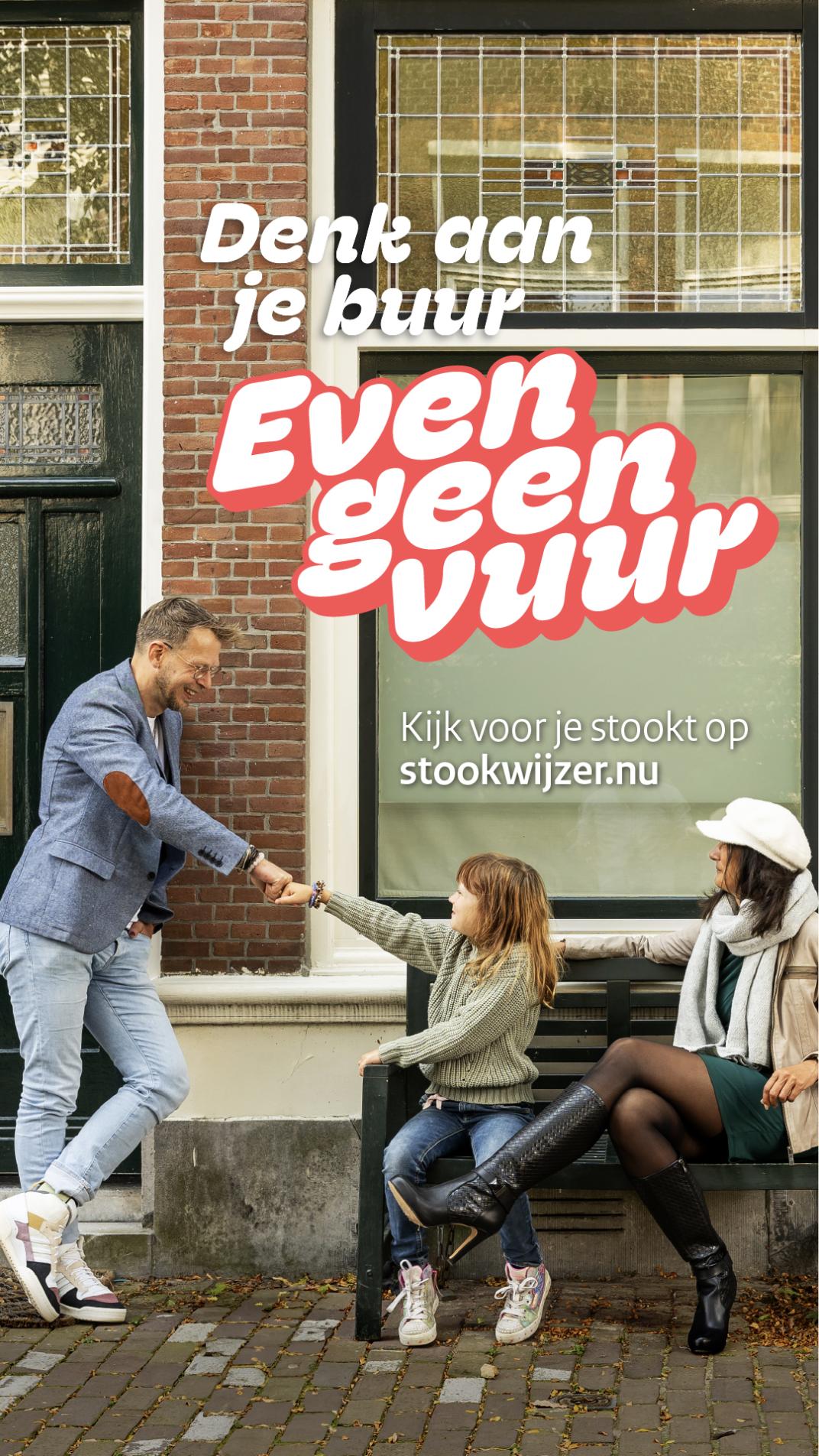 Op de afbeelding staan een moeder en dochter die afspreken met de buurman om geen hout te stoken bij code rood en oranje volgens de stookwijzer. Daarbij staat de kreet: “denk aan je buur, even geen vuur”