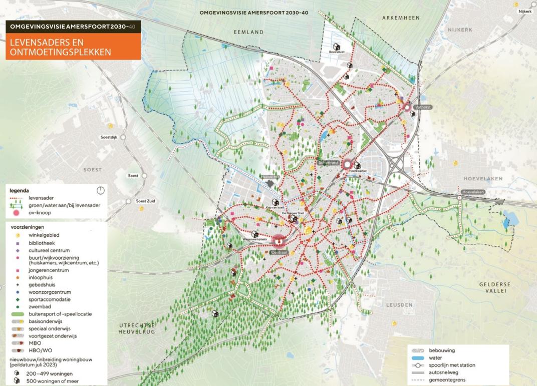 De kaart van Amersfoort met daarop in rode stippellijn de levensaders. Ook staan er groene boompjes ingetekend die het groen aangeven. En de voorzieningen staan op de kaart aangegeven met vierkantjes, een ruit en rondjes in verschillende kleuren.
