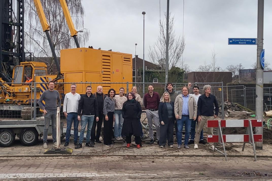 Een groepsfoto van het projectteam van Gemeente Amersfoort, Rovase en Zeep Architecten op het moment van het slaan van de eerste paal op 9 december 2024.