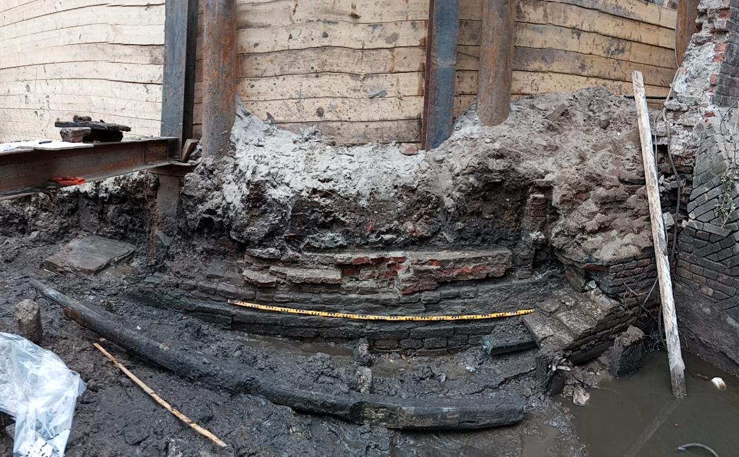 Delen van de fundering van de middeleeuwse verdedigingstoren Rommelenburg en de eerste stadsmuur.