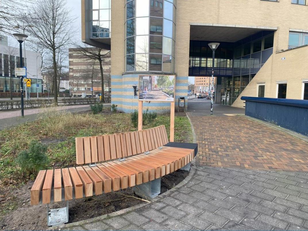 Een zitbank, nieuwe bestrating en een bloemperk voor het nieuwe stationsgebied