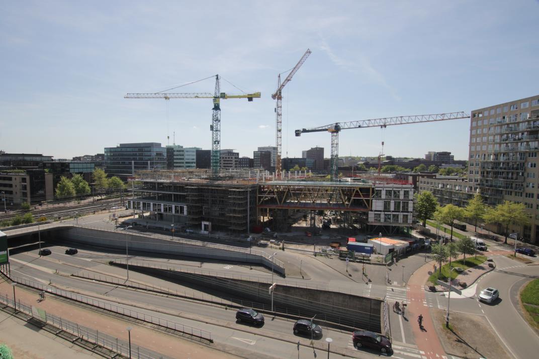 Bouwplaats van het huis voor de stad op 30 april