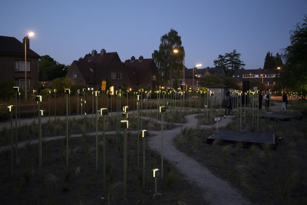 het kunstwerk Licht van Herinnering. Het bestaat uit lichtobjecten, verschillende palen met aan de bovenzijde een kubus.