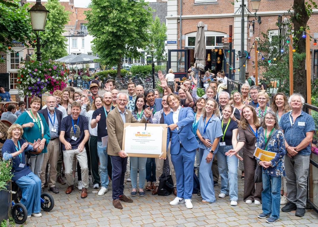 De groep van de gelote Burgerraad met wethouder Van Lammeren en vicevoorzitter van de gemeenteraad van Hamersveld