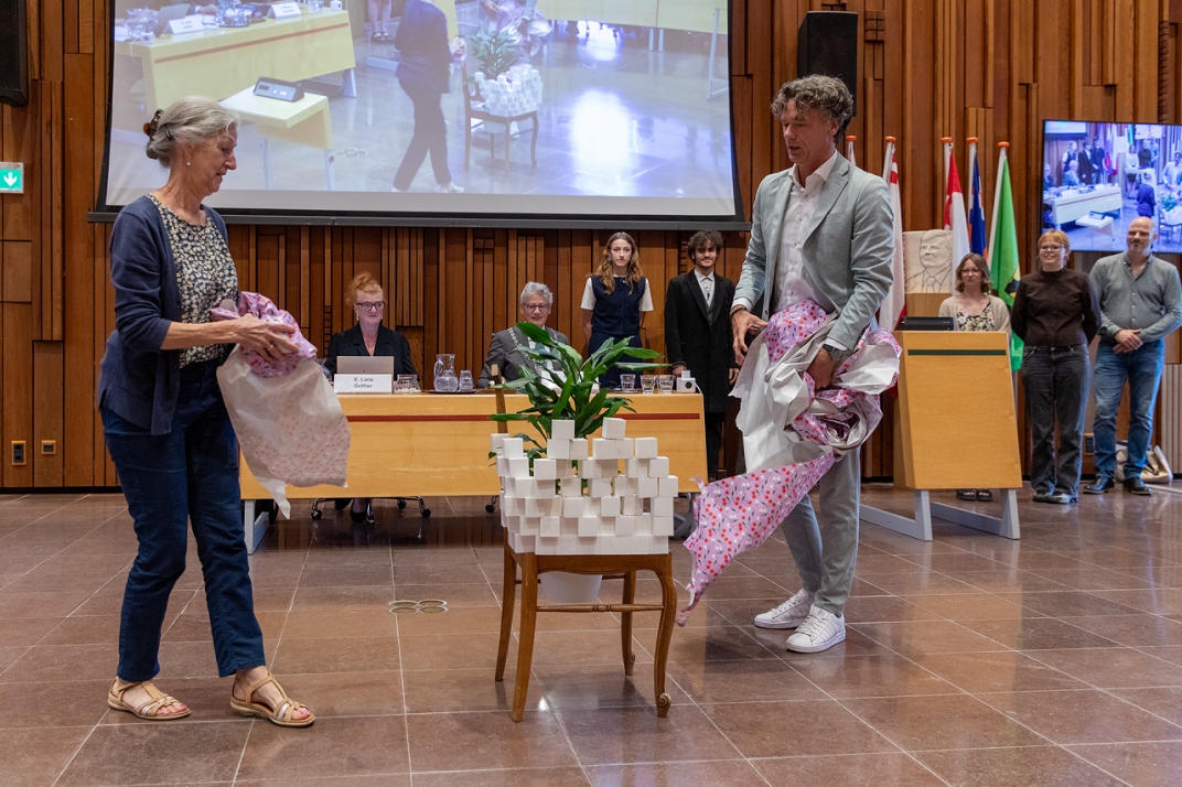 Uitpakken van een cadeau door wethouder Van Koningsveld