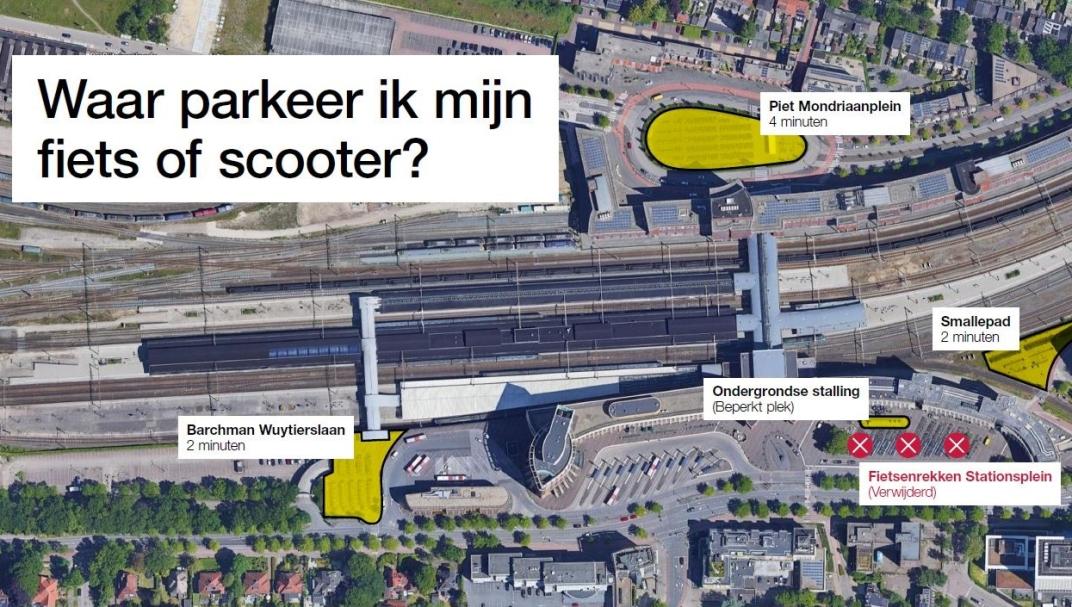 Plattegrond van het stationsgebied met de parkeerplekken voor fietsen en scooters