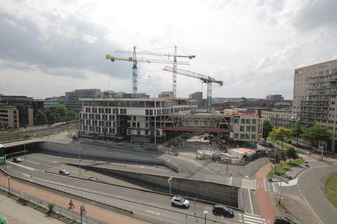 De bouwplaats van het nieuwe huis voor de stad