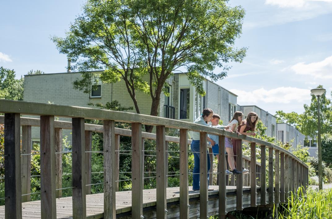 Mensen op een brug in een circulaire stad