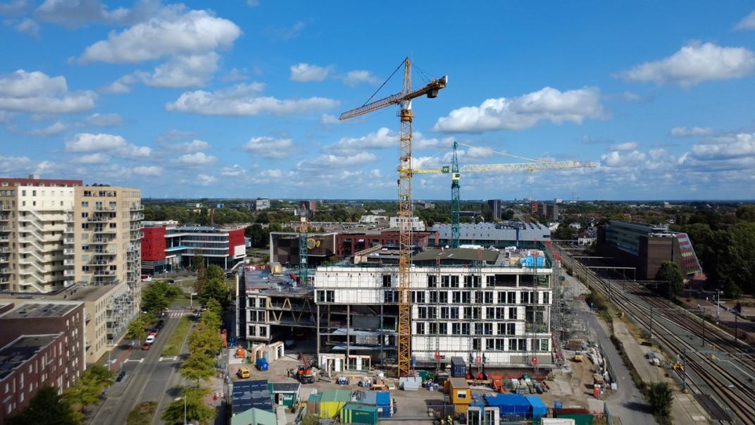 Bouwlocatie Huis voor de Stad met hijskraan