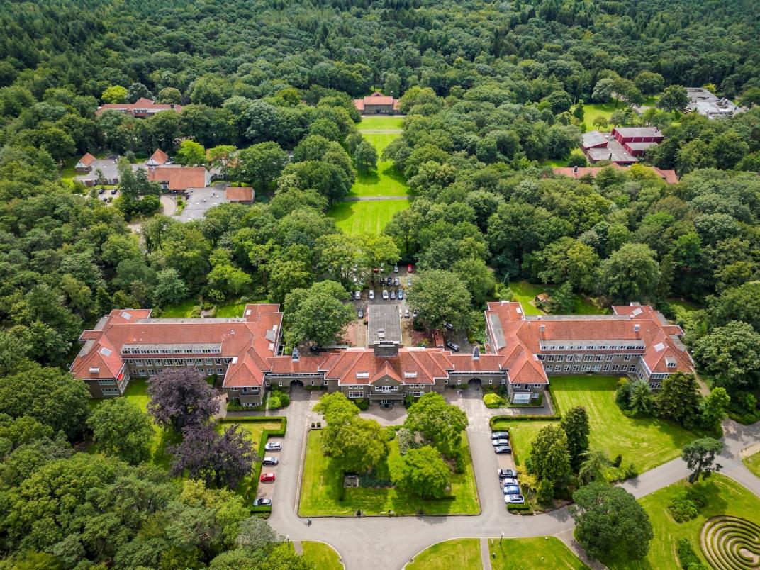 Luchtfoto van Zorgpark Zon & Schild