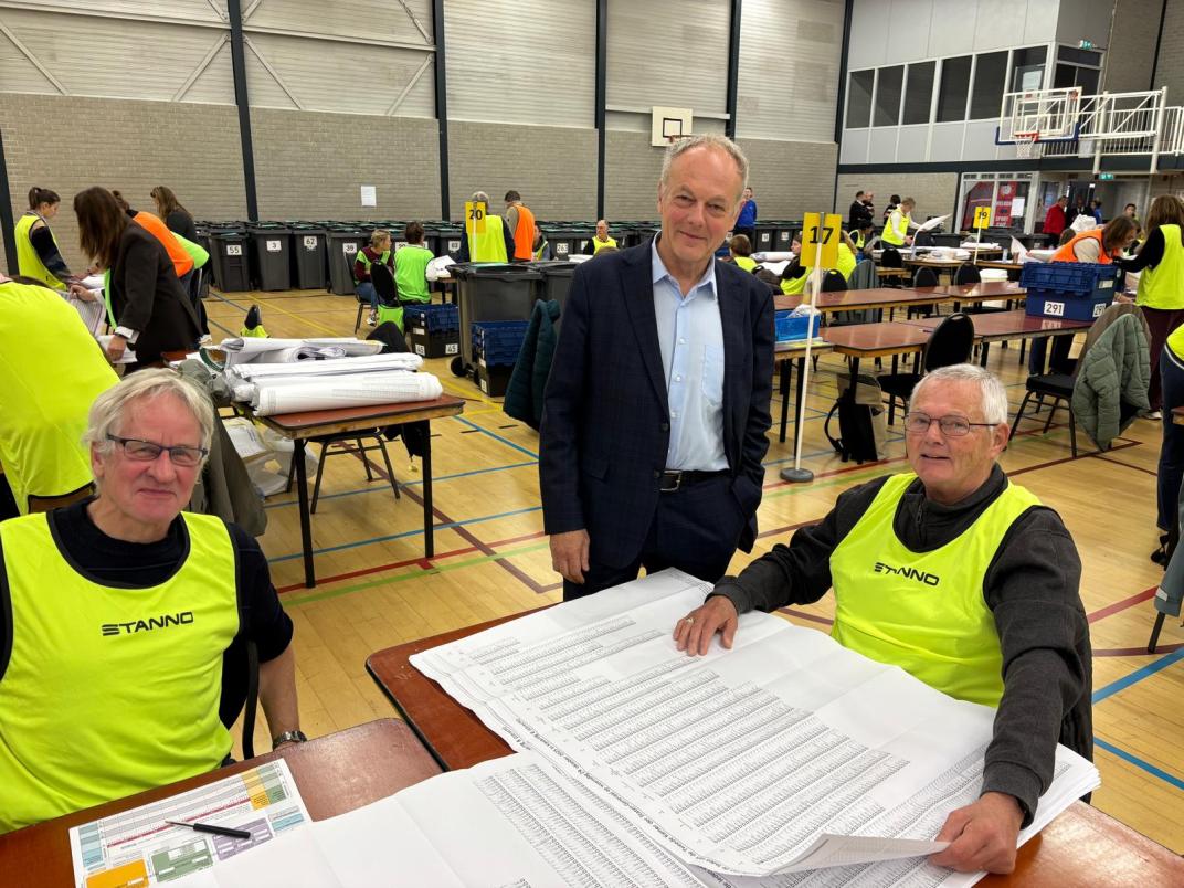 Burgemeester Lenferink bij de centrale hertelling