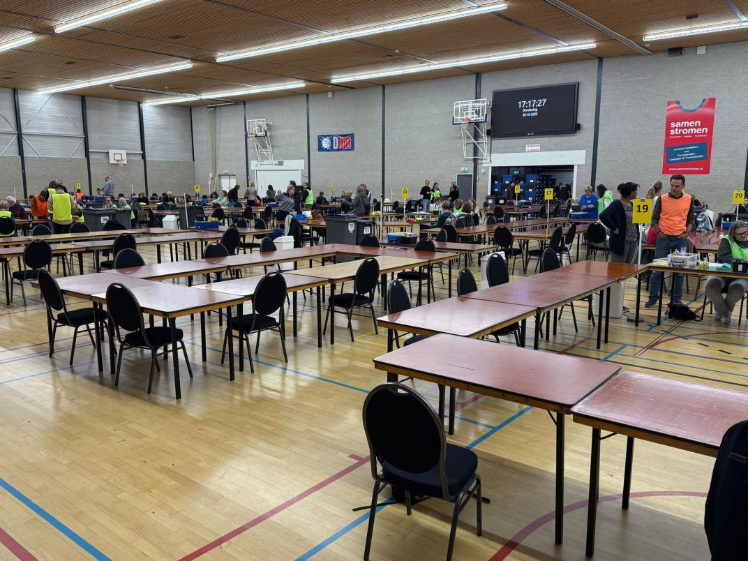 Bijna lege hal bij centrale hertelling sportpark Zielhorst