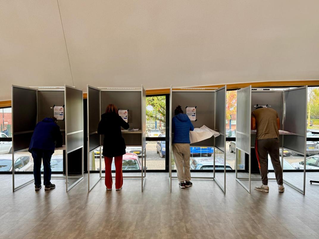 Foto van stemmende mensen