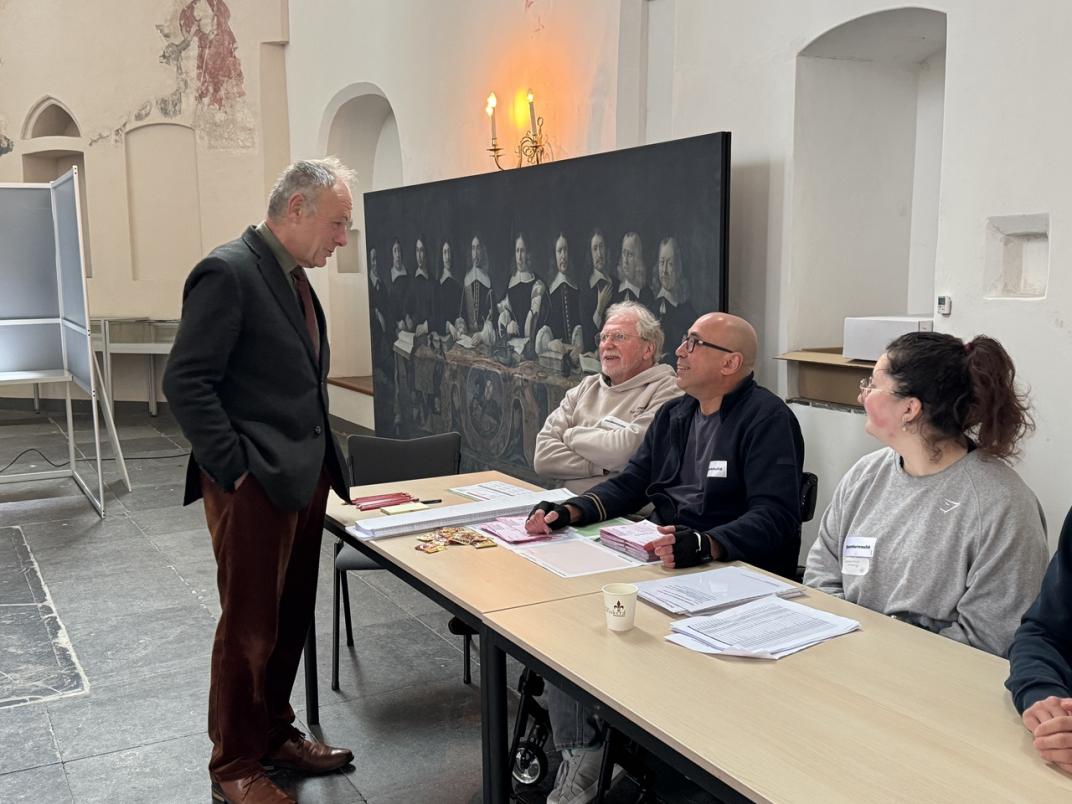 Waarnemend burgemeester Henri Lenferink in gesprek met stembureauleden