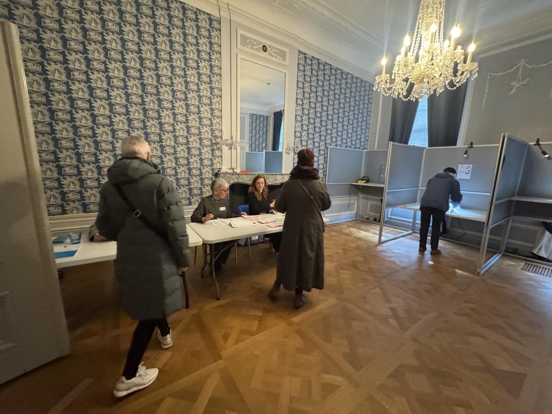 3 stemmers in prikkelarm stembureau het Oude Stadhuis