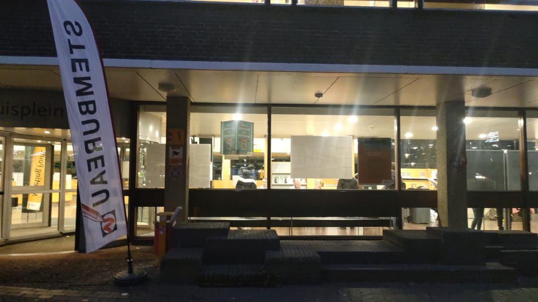 Het stembureau van het stadhuis aan de buitenkant in de avond