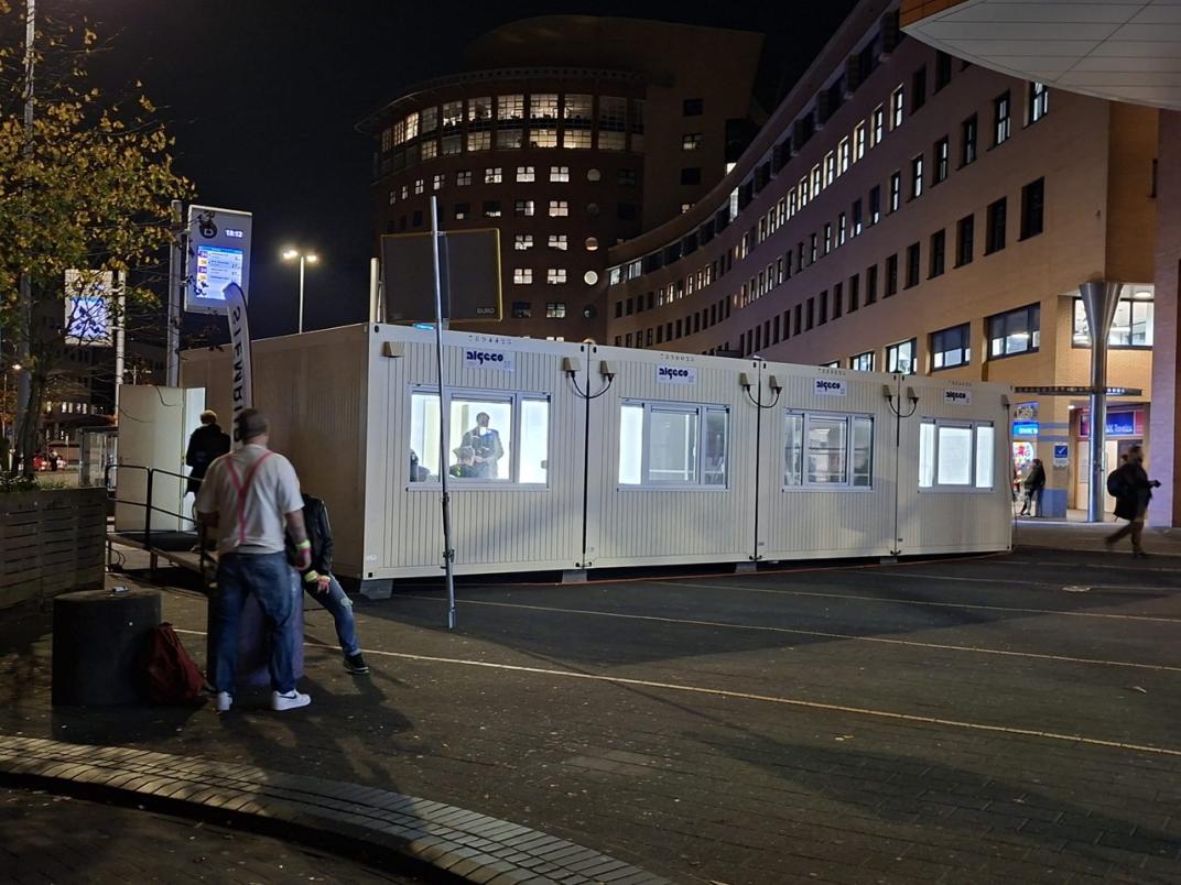 Stembureau Centraal Station bij avond