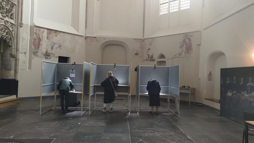 3 mensen in 3 stemhokjes in de St. Joriskerk
