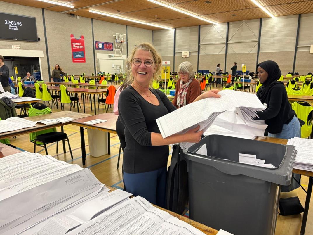 Tellen van de stemmen in sporthal Zielhorst