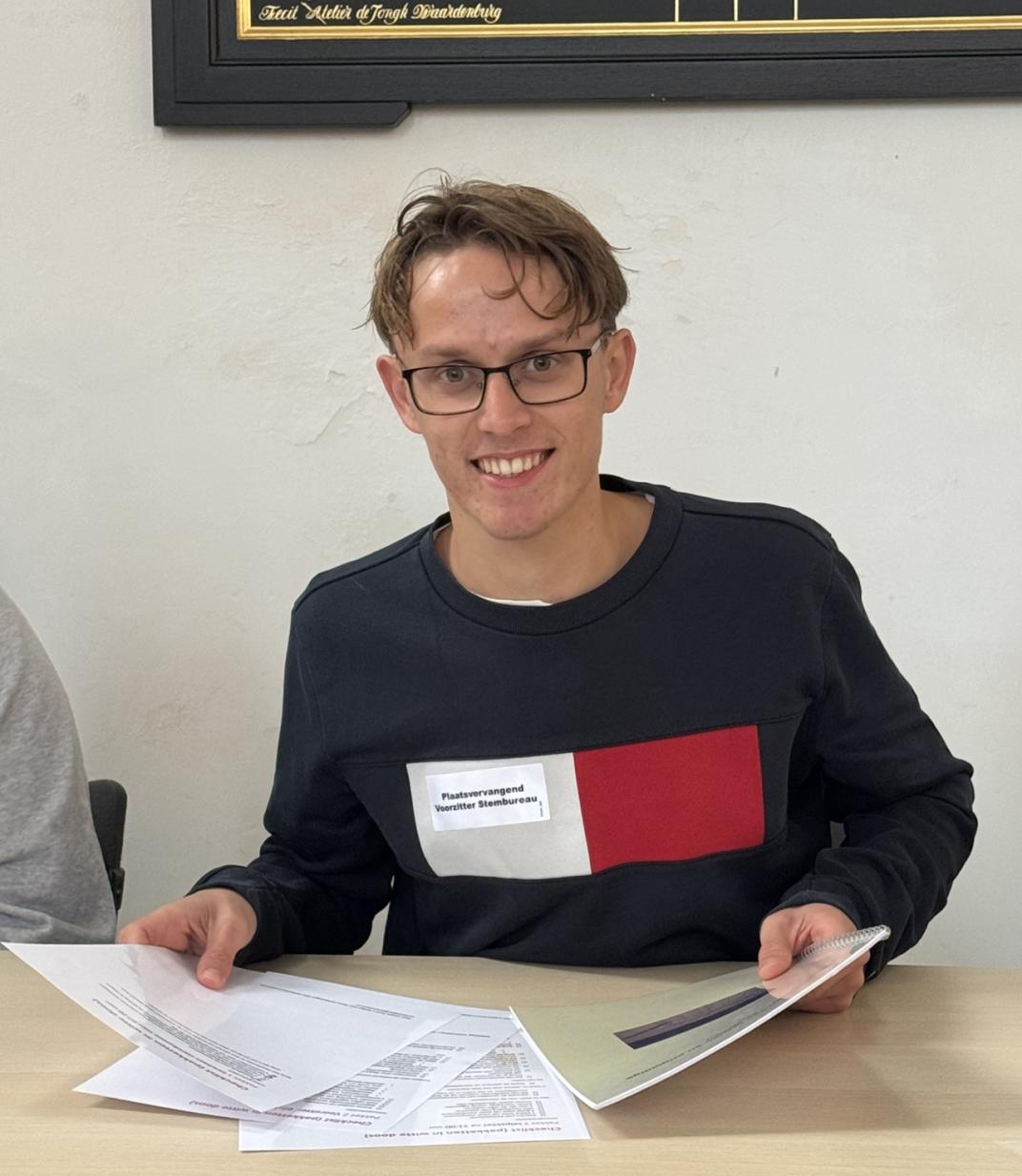 Portret van wiskundestudent achter tafel in stembureau