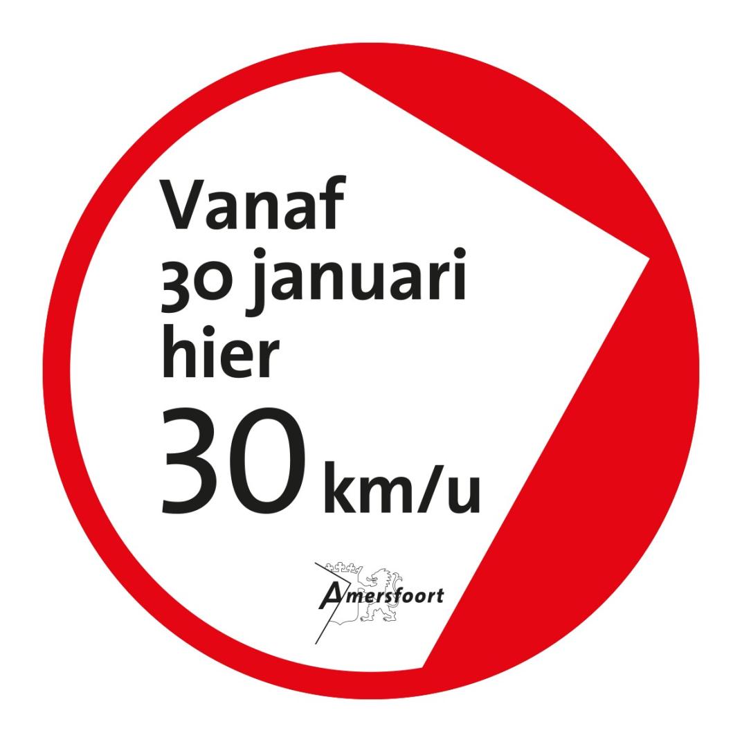 De nieuwe verkeersborden zijn tot 29 januari 2026 afgeplakt met deze sticker waarop staat: vanaf 30 januari hier 30 kilometer per uur.