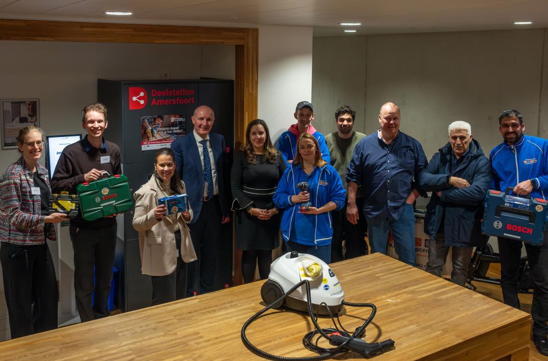 Deelstation opening met allemaal mensen om een tafel