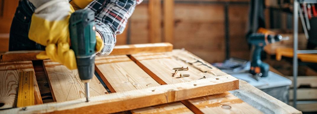 Mevrouw die aan het boren is in hout