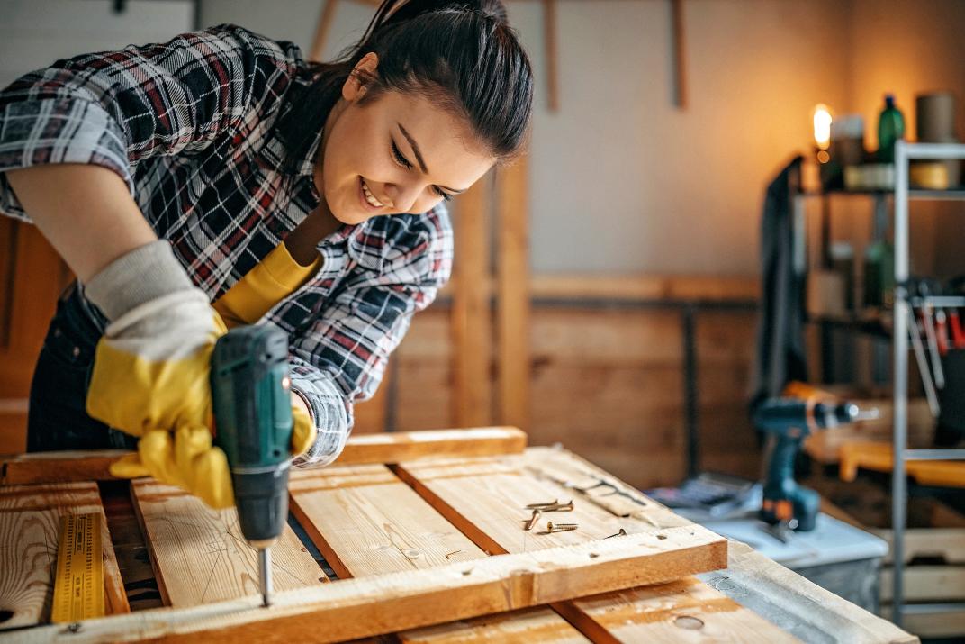 Iemand bezig met boren in het deelstation