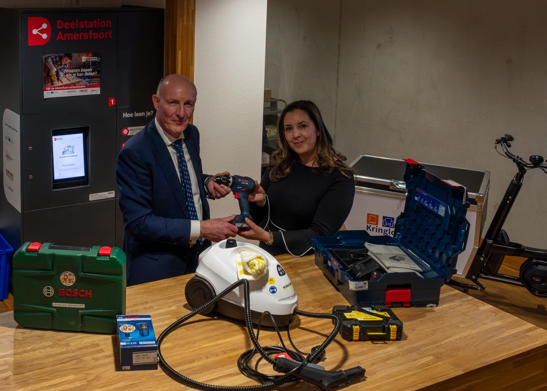 2 mensen die een deelstation uitlichten