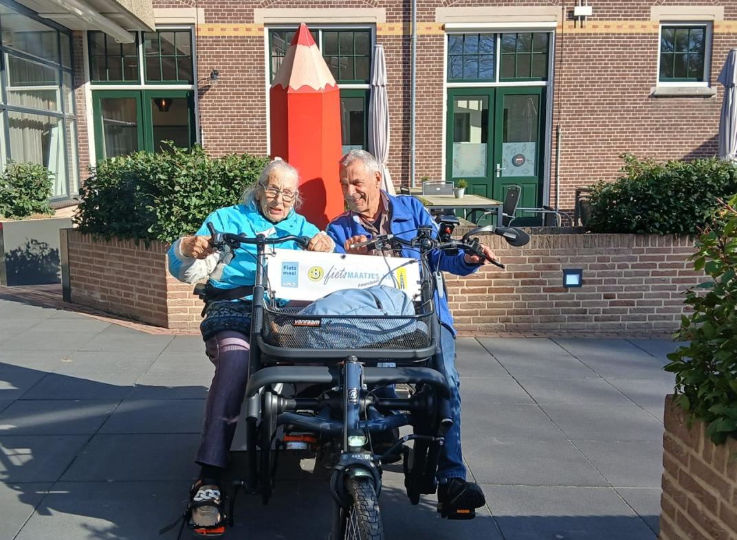 2 mensen in een duofiets