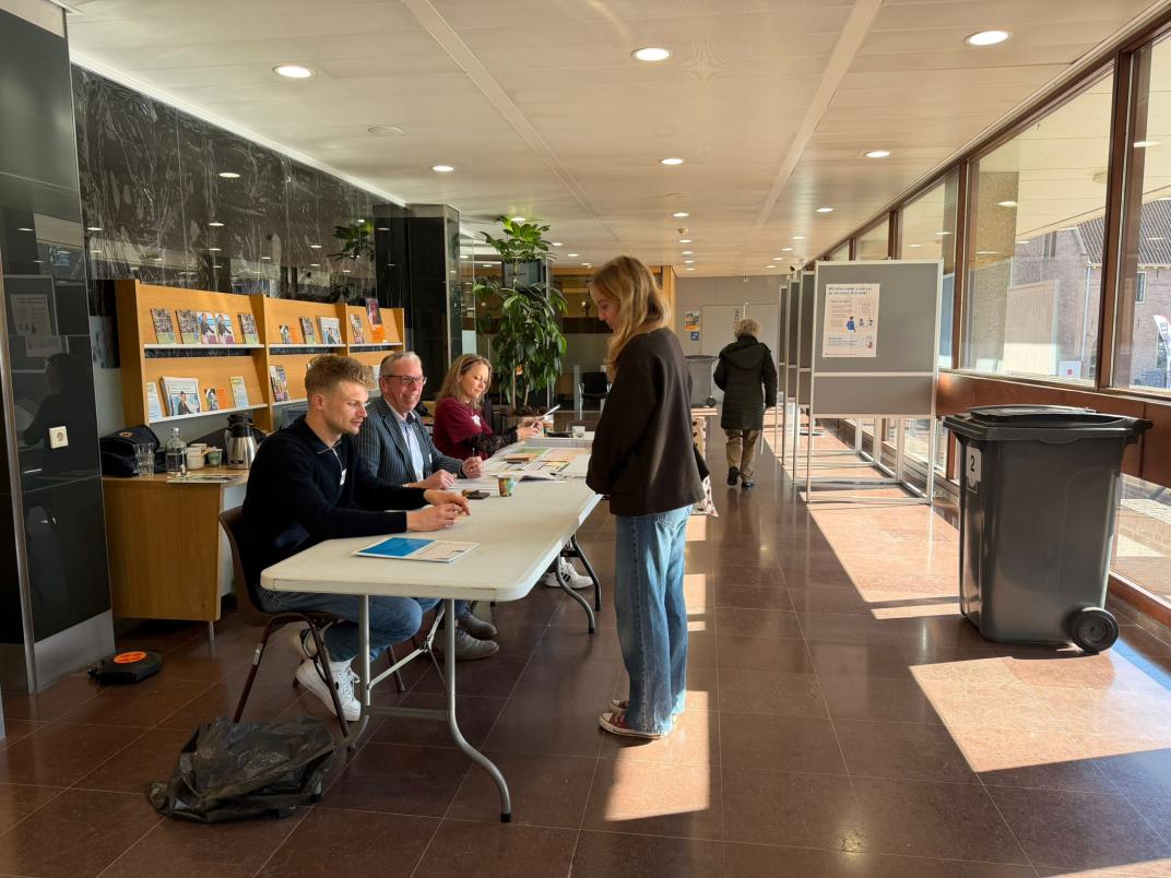 Iemand die aan het stemmen is bij het stembureau
