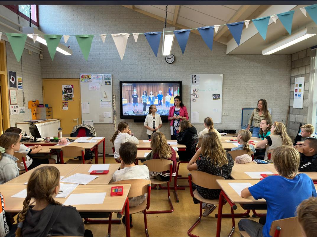 Foto aftrap actie hinkelbaan tegen eenzaamheid in de klas van de kinderburgemeester, op basisschool De Achtbaan. Kinderen in de klas van Lynn werken aan hun ontwerp.