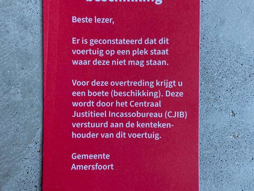 Kaartje met daarop een tekst over mededeling van beschikking