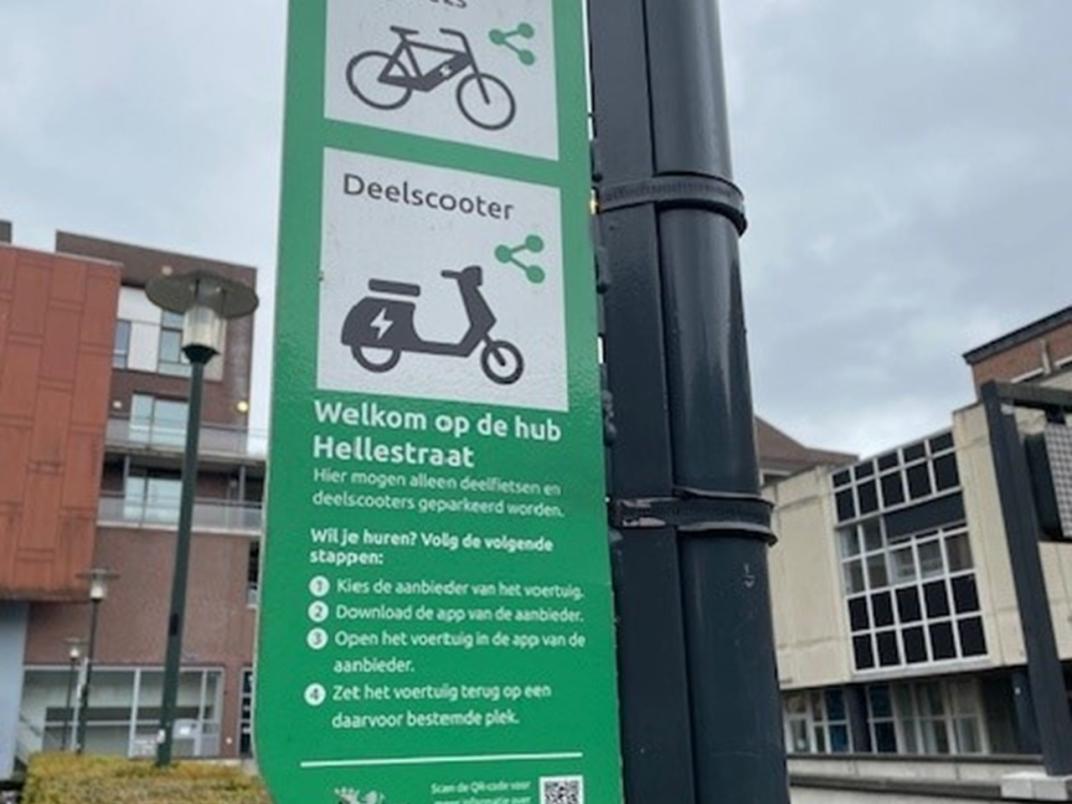 Buurthub, onderbord met informatie hoe je de deelfiets of deelscooter kunt huren