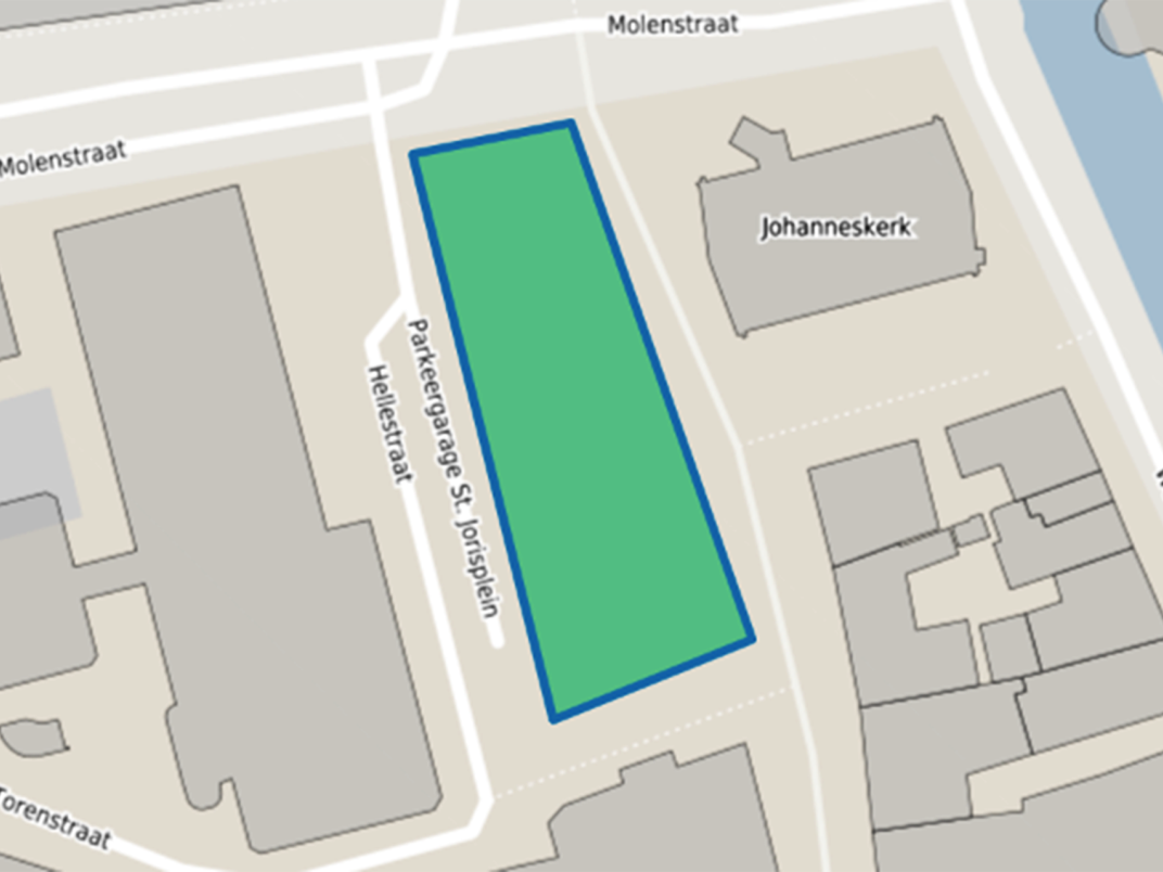Plattegrond met daarop aangegeven het gebied tussen de Molenstraat en de Hellestraat tot aan de inrit van de Parkeergarage