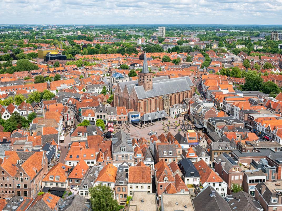 luchtfoto van binnenstad en sint joriskerk